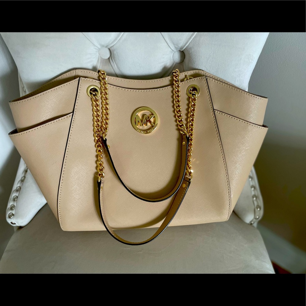 Michael Kors Jet Set Travel Large Leather Tote in Oyster color. Gently Used